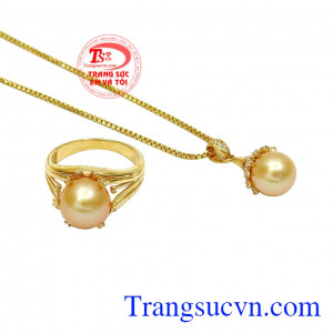Thiết kế sang trọng, tinh tế mang tới bộ trang sức ấn tượng. Bộ trang sức ngọc trai rạng ngời