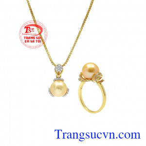 Với phái đẹp, ngọc trai là loại đá quý luôn được ưa chuộng và lựa chọn. Bộ trang sức ngọc trai vàng tinh tế