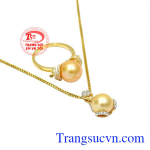 Bộ trang sức ngọc trai vàng tinh tế được thiết kế theo phong cách nữ tính, hợp thời trang.