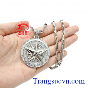 Những viên đá cz được kết hợp khéo léo vừa giúp tạo điểm nhấn vừa khiến sản phẩm trở nên ấn tượng hơn. Bộ trang sức ngôi sao vàng trắng