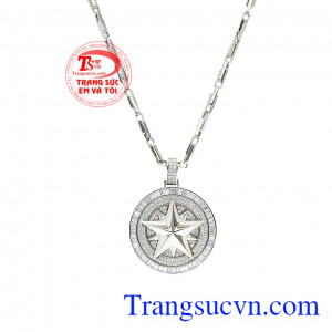 Với bộ trang sức này, phái mạnh dễ dàng kết hợp cùng các bộ trang phục và phụ kiện khác nhau. Bộ trang sức ngôi sao vàng trắng