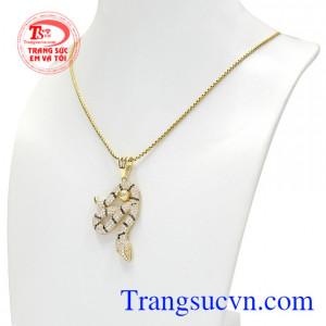 Sản phẩm được thiết kế dành riêng cho những anh chàng yêu thích thời trang và yêu thích sự phá cách. Bộ trang sức rắn phong cách