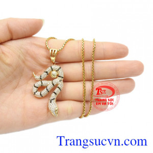 Thiết kế trẻ trung, năng động mang đến sự độc đáo cho người dùng. Bộ trang sức rắn phong cách