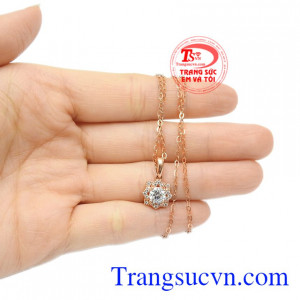 Với bộ trang sức này, bạn gái thỏa sức kết hợp với các trang phục đi chơi hoặc đi làm. Bộ trang sức vàng hồng trang nhã