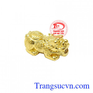 Charm tỳ hưu vàng cát tường được chế tác nhỏ xinh mang tài lộc đến cho người đeo.
