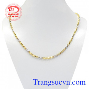Dây chuyền nam vàng tây chất lượng được thiết kế kiểu dáng tuy đơn giản những vẫn khiến cho phái mạnh nổi bật.