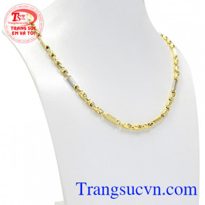 Khi đeo sản phẩm cùng mặt dây chuyền tạo nên phong cách cá tính cho cánh mày râu.