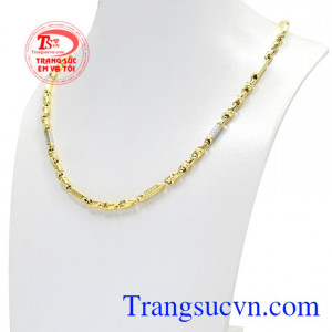 Với kiểu chế tác tỉ mỉ giúp chiếc dây chuyền bắt sáng giúp nam giới nổi bật hơn trước đám đông.