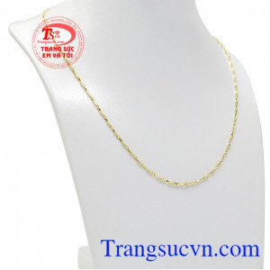 Thiết kế tinh xảo, thu hút bởi những đường nét phay sáng. Dây chuyền nữ tính vàng tây