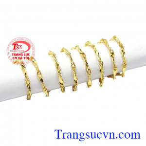 Với sản phẩm này, bạn gái dễ dàng lựa chọn phụ kiện và trang phục đi kèm. Dây chuyền nữ tính vàng tây