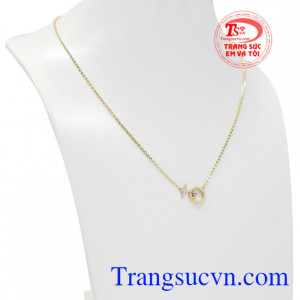 Bởi chiếc dây chuyền này kiểu dáng nhẹ nhàng giúp các cô gái trông nữ tính và thanh tú hơn.