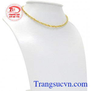 Đeo chiếc dây chuyền này các bé trông hợp thời trang hơn và còn an toàn cho làn da của trẻ nhỏ.