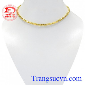 Dây chuyền vàng tây bé trai được chế tác tinh xảo và dễ thương.