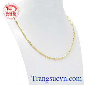 Sản phẩm có thể kết hợp cùng với mặt dây chuyền vàng mang đến phong cách cá tính cho phái mạnh.