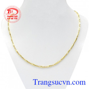 Dây chuyền vàng thời thượng được chế tác tinh xảo mang đến một sản phẩm hiện đại và hợp thời trang.