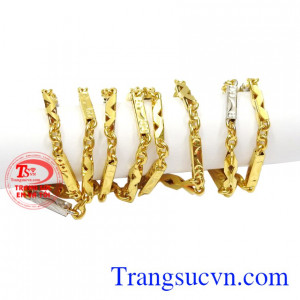 Bên cạnh đó đeo dây chuyền vàng còn giúp cho gương mặt bạn trở nên sáng và nổi bật hơn.