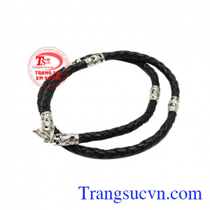 Sản phẩm phù hợp với nhiều độ tuổi, có thể kết hợp cùng mặt dây gắn đá quý. Dây da bọc vàng rồng thời thượng