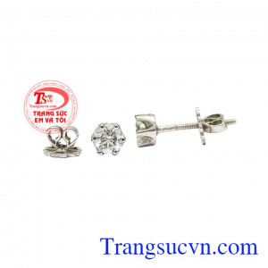 Kim cương là viên đá hộ mệnh cho người sinh tháng 4, nhờ đó người dùng sẽ gặp may mắn và thành công. Hoa tai kim cương nhỏ xinh