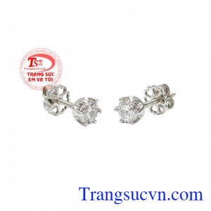Hoa tai kim cương nhỏ xinh được chế tác từ vàng trắng 18k với kiểu dáng đơn giản, trang nhã. 