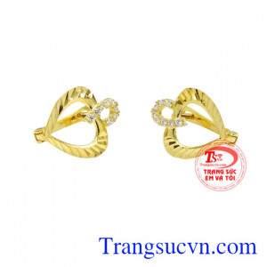 Đôi hoa tai này mang một vẻ đầy cuốn hút và rực rỡ các cô gái có thể thỏa sức kết hợp cùng nhiều kiểu dáng trang phục khác nhau.