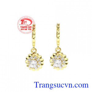 Hoa tai vàng tây đáng yêu được chế tác xinh xắn mang đến một sản phẩm hoàn hảo đến cho nữ giới.