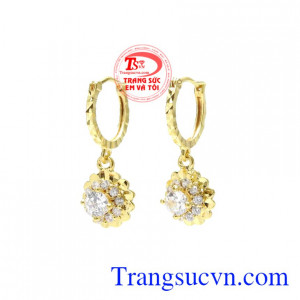 Đôi bông tai này giúp điểm xuyến nét rạng ngời cho khuôn mặt, tôn lên nét dễ thương cho phái đẹp.
