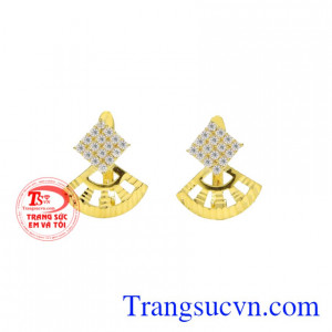 Hoa tai vàng tây độc đáo sở hữu kiểu dáng đầy tính sáng tạo với điểm nhấn là những viên CZ giúp cho phái đẹp thêm nổi bật hơn.