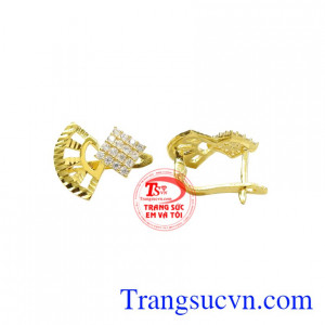 Do vậy sản phẩm hiện đang là mẫu hoa tai được nhiều khách hàng yêu thích và lựa chọn làm quà tặng hay dành cho chính mình.