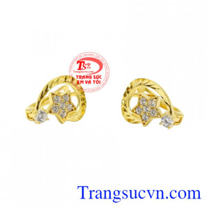 Hoa tai vàng không chỉ tô điểm nét đẹp tinh tế, dịu dàng cho người đeo mà còn điểm xuyến lên nét rạng rỡ cho khuôn mặt.