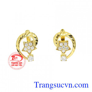 Hoa tai vàng tây duyên dáng được chế tác công phu với điểm nhấn là hình ngôi sao đính đá cz tạo vẻ thu hút cho người đeo.