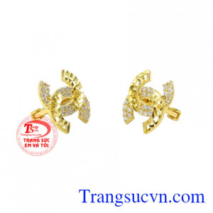 Đôi hoa tai này không chỉ là phụ kiện mà nó còn truyền tải thông điệp riêng tạo điểm nhấn, tôn vinh giá trị đích thực của phái đẹp.