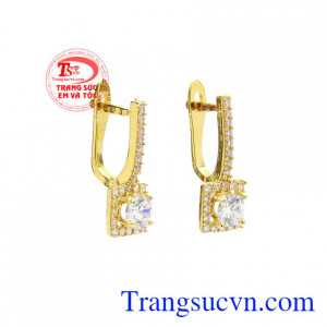 Đôi hoa tai này mang một vẻ cuốn hút và rạng rỡ tôn lên nét đẹp của người phụ nữ.
