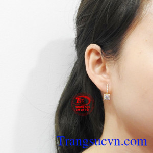 Hoa tai vàng tây trang nhã.