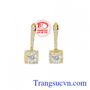 Hoa tai vàng tây trang nhã được chế tác tinh xảo với những hàng đá kết đính tỉ mỉ mang đến vẻ kiêu sa và thanh lịch đến cho các nàng.