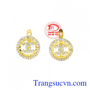 Hoa tai vàng tây xu hướng mang trong mình màu sắc bắt mắt điểm xuyến thêm những viên đá CZ lấp lánh tạo nét nổi bật và ấn tượng.