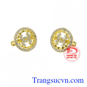 Sản phẩm không chỉ tô điểm thêm nét rạng ngời của gương mặt mà còn tôn vinh giá trị, vẻ đẹp cá tính của mỗi người.