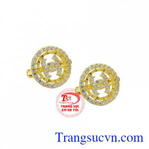 Đôi hoa tai này giúp phái đẹp trông hợp thời trang hơn.