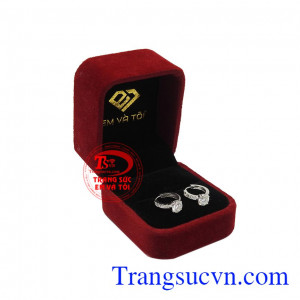 Sản phẩm có giấy kiểm định đá quý uy tín. Hoa tai vàng trắng dễ thương