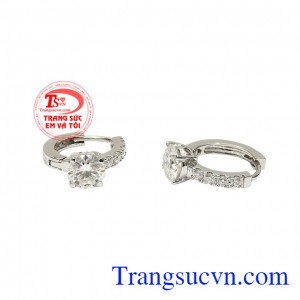 Các người thợ chế tác đã khéo léo kết hợp những viên đá moissanite lấp lánh cùng vàng trắng 14k bền đẹp. Hoa tai vàng trắng dễ thương