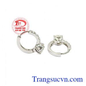 Chỉ bằng đôi hoa tai nhỏ cũng giúp bạn gái trở nên ấn tượng và xinh đẹp hơn với những người xung quanh. Hoa tai vàng trắng dễ thương