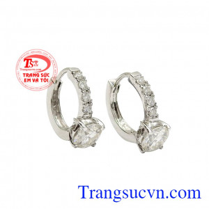 Hoa tai vàng trắng dễ thương với kiểu dáng nhỏ nhắn, nữ tính. 