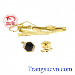 Đá tectit thiên nhiên hay còn gọi là đá thiên thạch có tác dụng đem đến bình an, bảo vệ chủ nhân khỏi những tai họa bất ngờ. Kẹp caravat đá tectit thiên nhiên