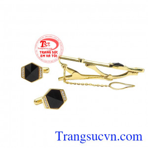 Kẹp caravat đá tectit thiên nhiên cùng khuy măng sét tạo nên bộ sản phẩm nam tính, lịch lãm và hiện đại.