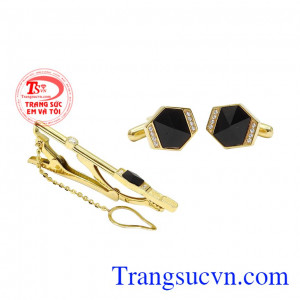 Các nhà thiết kế kết hợp đá tectit thiên nhiên cùng những viên kim cương thiên nhiên giúp những sản phẩm này trông ấn tượng và thu hút. Kẹp caravat đá tectit thiên nhiên