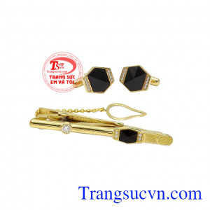 Kẹp caravat đá tectit thiên nhiên là món quà tặng ý nghĩa cho phái mạnh.