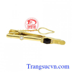 Kẹp caravat đá Tectit được chế tác tinh xảo mang đến vẻ sang trọng cho người đeo.