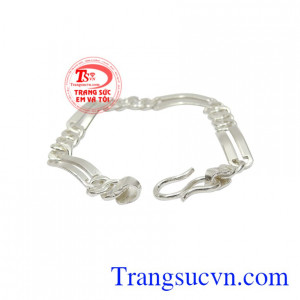 Lắc bạc nam hiện đang là mẫu trang sức được nhiều phái mạnh lựa chọn vì nó vừa thể hiện phong cách cá tính vừa bảo vệ sức khỏe cho người dùng.