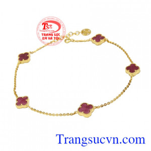 Lắc chân ruby thiên nhiên được thiết kế với kiểu dáng đơn giản mà sang trọng, tinh tế. 
