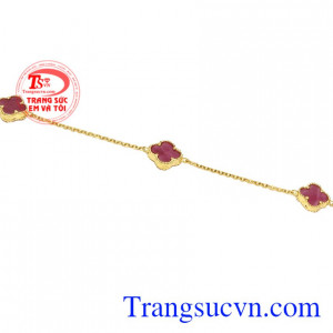Những viên ruby kết hợp cùng vàng tây 10k bền đẹp mang tới một chiếc lắc chân hoàn hảo cho phái đẹp. Lắc chân ruby thiên nhiên