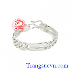 Lắc Nam Sang Trọng được chế tác tinh xảo từ bạc 92.5 chất lượng.